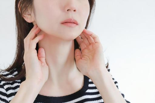 二重顎を即効で解消する方法｜寝ながら・1回でスッキリ見せる裏ワザも紹介！