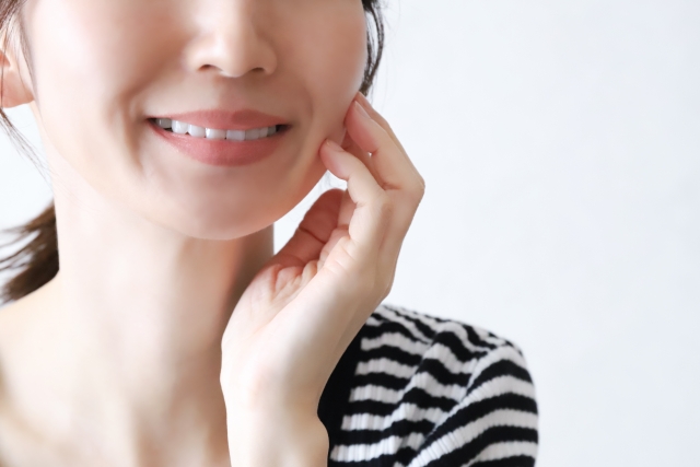 小顔体操に効果はある？おすすめの小顔体操や習慣について解説！
