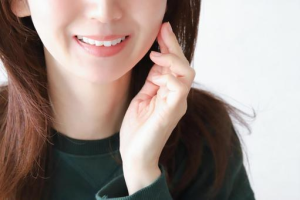 笑った時の頬の肉が気になる人へ｜原因と落とし方・美容医療まで徹底解説