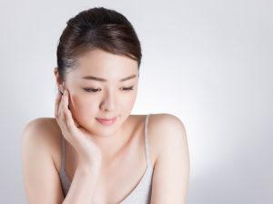 顔のたるみは痩せると治る？たるみの原因と対処法について詳しく解説