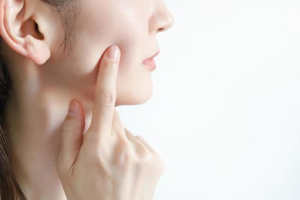 顔に肉がつきやすい人の特徴を徹底解説！肉がつきやすい原因と改善方法も紹介