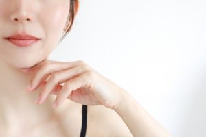 ほうれい線や口元のたるみを解消したい！原因や改善方法を詳しく解説