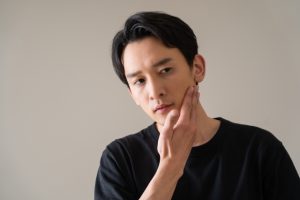ヒゲ脱毛後のヒゲ剃りはいつからできる？泥棒ヒゲの期間と肌を傷めない正しい剃り方を解説
